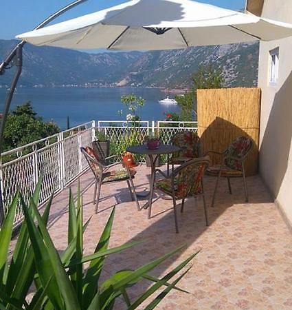 Apartment Rose Garden Risan Exterior photo